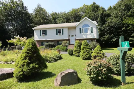 3-BR Mt. Pocono Getaway with Indoor fireplace on Serene Acreage