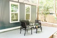 Renovated 1940's era cottage - 2 Blocks from downtown Bellville! Hotels in Austin County