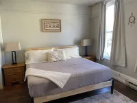 Brand New Listing! - King Suite on King Street The Dancing Moon附近的飯店