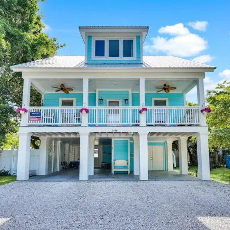 Luxury Tybee Beach House: Dual Decks & Gear Sleeps 10