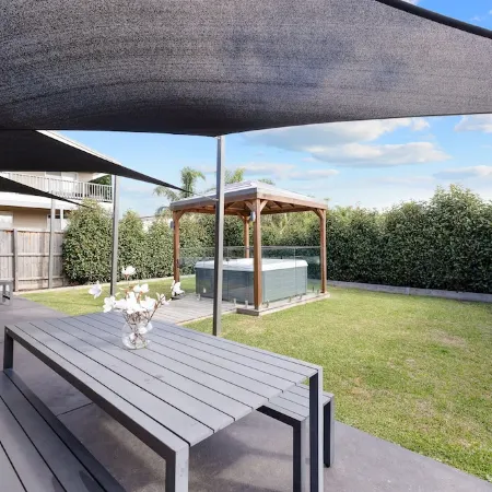 Island Luxe Retreat Cowes. Modern Holiday House, Powerful outdoor spa/jaquzzi.