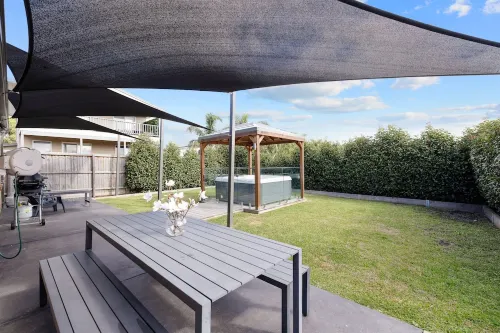 Island Luxe Retreat Cowes. Modern Holiday House, Powerful outdoor spa/jaquzzi.