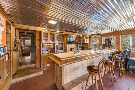 4 Cabins, Hottubs, Sauna, 16 Acres, Utk/Neyland, Smokies, Sleeps 31, Fishing