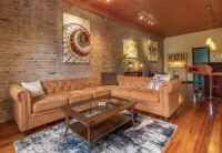 Contemporary apartment on the square! Hotels in Neosho