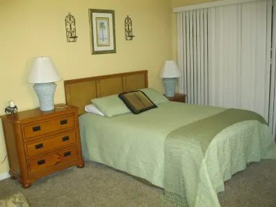 Charming 1st Floor Villa Near Coligny Beach & Shops. No Smoking No Pets,