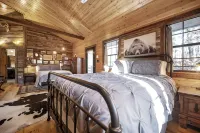 Jumbo 2Br in Hochatown•King Bed Ensuite•4700 Game Arcade•Parking•Hot Tub•Parking Hotels in McCurtain County