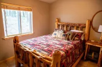 Cheerful 1-bedroom cabin with hot tub