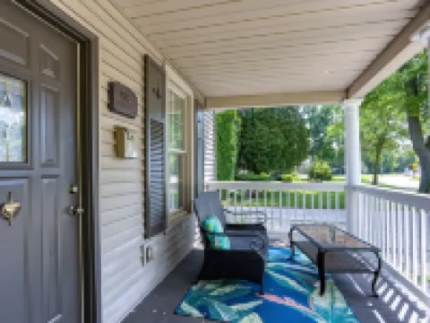 ♥ Cozy historic 3BR w/ bridge view! Sleeps 7 ♥ Hotels in Appleton