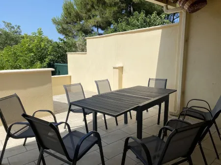 House with large wooded grounds Отели в г. Мерендоль