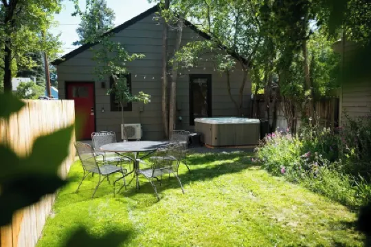 Downtown Bend Vacation Cottage