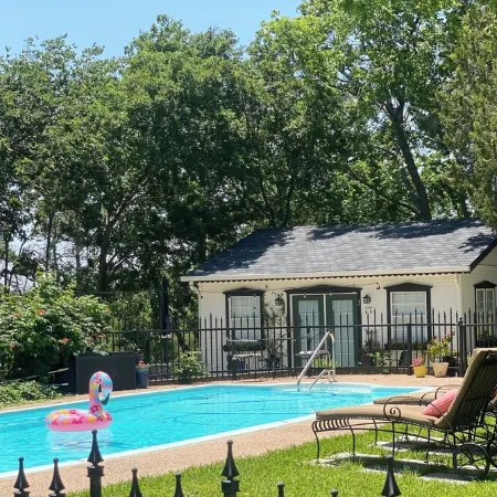 Spacious guesthouse located in the heart of Weatherford. Отели в г. Вэзерфорд