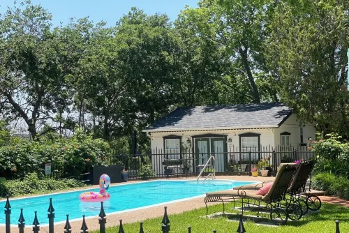 Spacious guesthouse located in the heart of Weatherford.