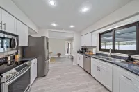 Perfect Sarasota Getaway: Fully Renovated Heated Pool w No Extra Fee -Game Room!