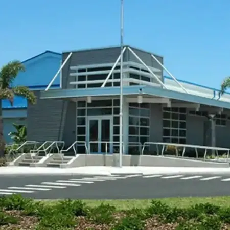 5 Min>Beach Remodeled 2 bed 2 Bath Condo With Pool and Grill and King bed!
