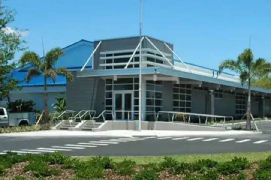 5 Min>Beach Remodeled 2 bed 2 Bath Condo With Pool and Grill and King bed!