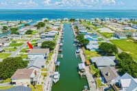 Texas Riviera Canal Waterfront Home - Perfect Beach & Fishing Getaway Location