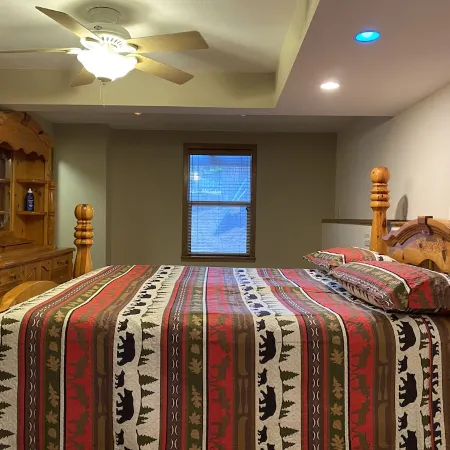 Gorgeous 3 bedroom cabin with Garage parking and Tesla supercharger close by