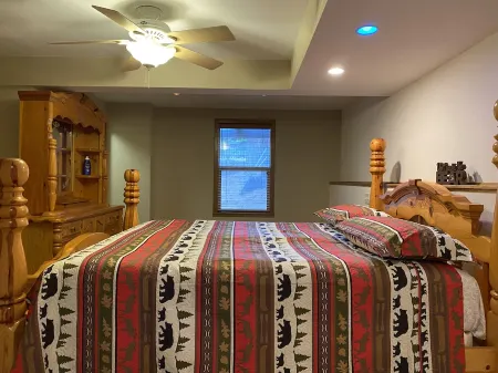 Gorgeous 3 bedroom cabin with Garage parking and Tesla supercharger close by