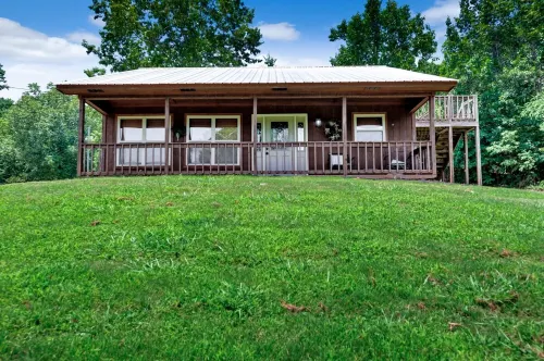 Cabin #3 - Fisherman's Landing / 4 Bedroom Fishing Cabin w/ Covered Boat Shelter