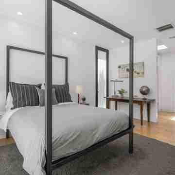 WEST HOLLYWOOD MODERN OASIS - Walk to dining & shopping. Gated. Private. Clean. Rooms