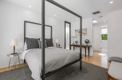 WEST HOLLYWOOD MODERN OASIS - Walk to dining & shopping. Gated. Private. Clean.