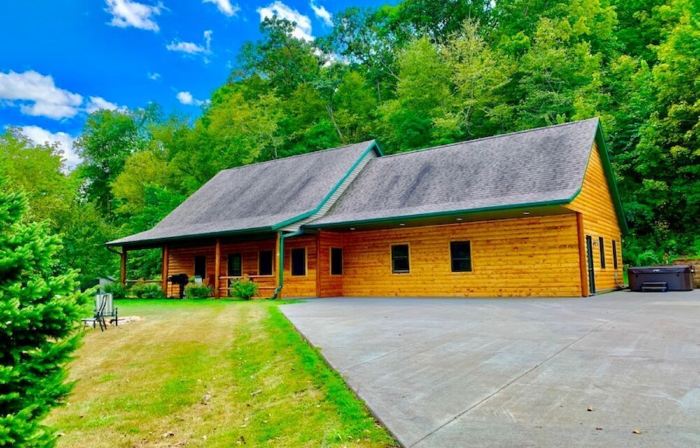 Log Cabin/ w hot tub, outdoor pool & pool table