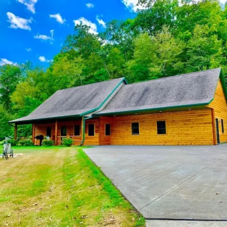 Log Cabin/ w hot tub, outdoor pool & pool table