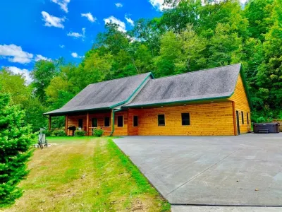 Log Cabin/ w hot tub, outdoor pool & pool table