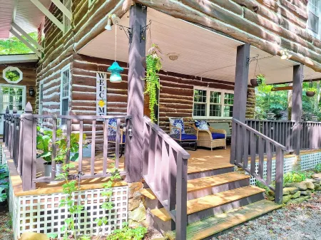 Large Rustic Log Cabin in the Laurel Highlands