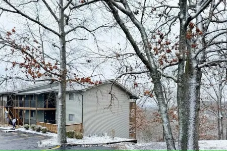 Hilltop WALK-IN Condo with Massage Chair Close to SDC Отели рядом с достопримечательностью «Марвел Кейв»