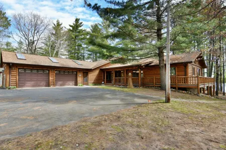 Family Retreat with Privacy and Comfort on Middle Eau Claire Lake. Fast Wifi! Отели в г. Барнс