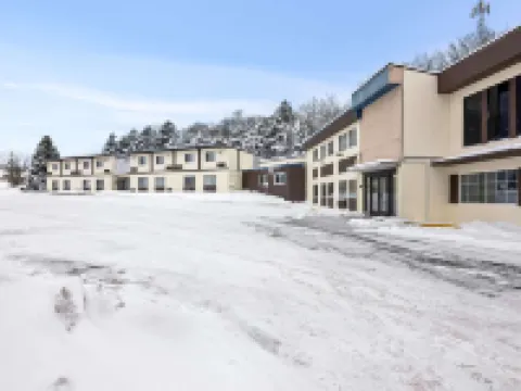 Econo Lodge Manistee Hotels in Manistee