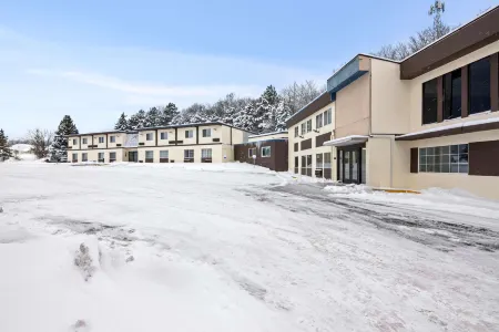 Econo Lodge Manistee Отели рядом с достопримечательностью «Заповедник Лейк Блафф Берд»