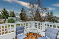 The Pine House: Unit A (near 6th Ave, UPS, UW, and Point Ruston)