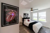 NEW 3BR/3.5 ensuite baths min away from Riverwalk, the Pearl, Downtown & Fiesta