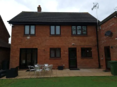 London Luxury 6 Bedroom Large House with 3 Bathrooms  Free Parking Close to Tube