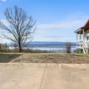 Cozy cabin overlooking Wister Lake