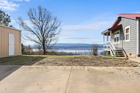 Cozy cabin overlooking Wister Lake