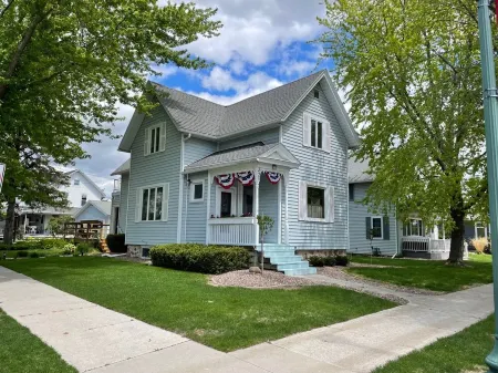 Perfect Rating DT Home! Walk to Beach, Eats and More! 5 Min. to Road America!