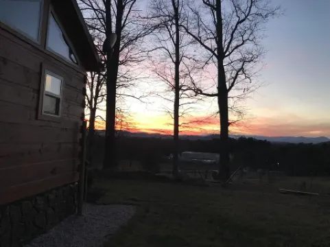 Cozy cabin with spectacular Mountain Views!! Отели в г. Блу Ридж