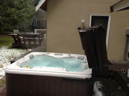 Chalet, Clean, 3BR / 2BA in Snowline, Best Rates, close to skiing, WiFi & Hot