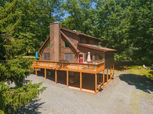 Pocono Chalet- walking distance to Lake Wallenpaupack- 3 Full baths
