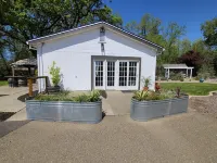 Sonoma Creek Retreat in Kenwood (31+days)- with Pool & Spa