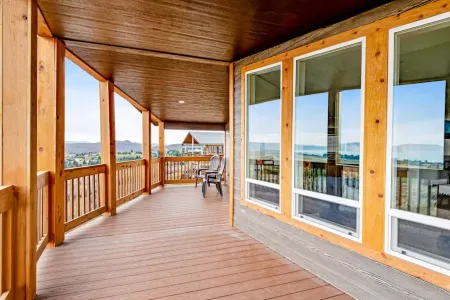 Dreamy retreat with golf course & lake views, near beach & boat launch amenities