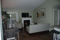 Majestic Pines Condo ~ minutes away from downtown Saugatuck - Hot Tub