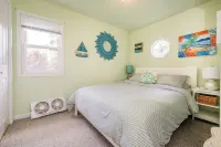 Charming Lake House, Lake View, Private Pier, Bugaboo Bar and Water Sports! Hotels in Cedar Lake
