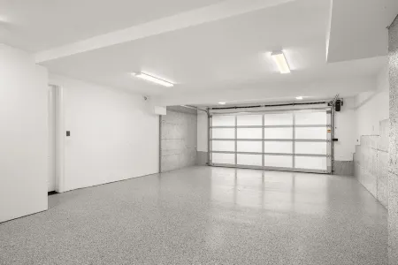 High End New Estate Home in Lake Oswego.  Private suite on 1st level w/o stairs. Отели рядом с достопримечательностью «оз. Освего»