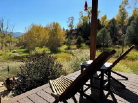 Cozy, secluded home close to everything. 15 min to town and skiing.