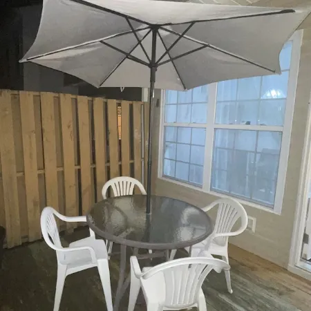 Spacious 3 level Townhome in prime location! Tvs & fans in all 4 bedrooms!!