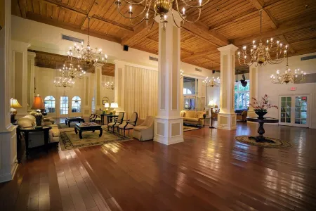 Palm Beach Petite Retreat 1 Block to Beach! New  bed!! Palm Beach Hotel Отели в г. Палм-Бич